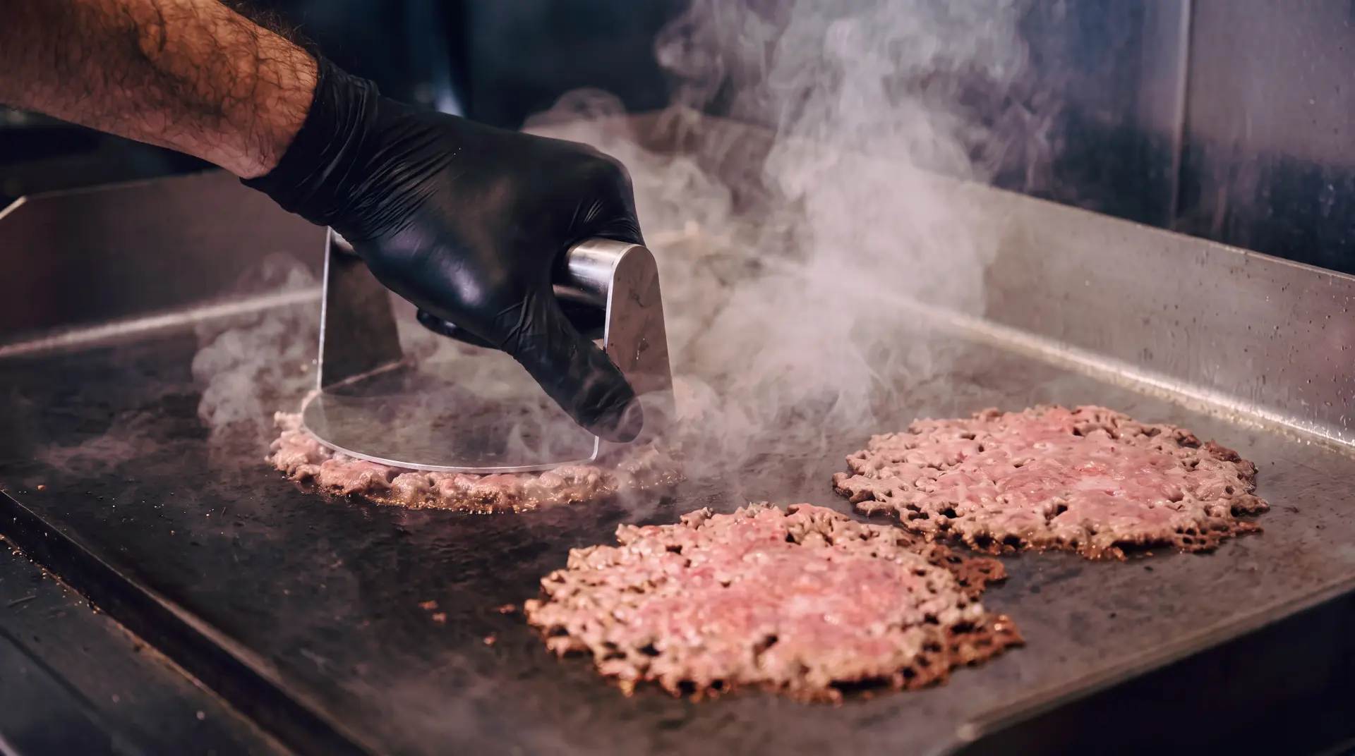 Steak smashé à la presse sur la plancha brûlante