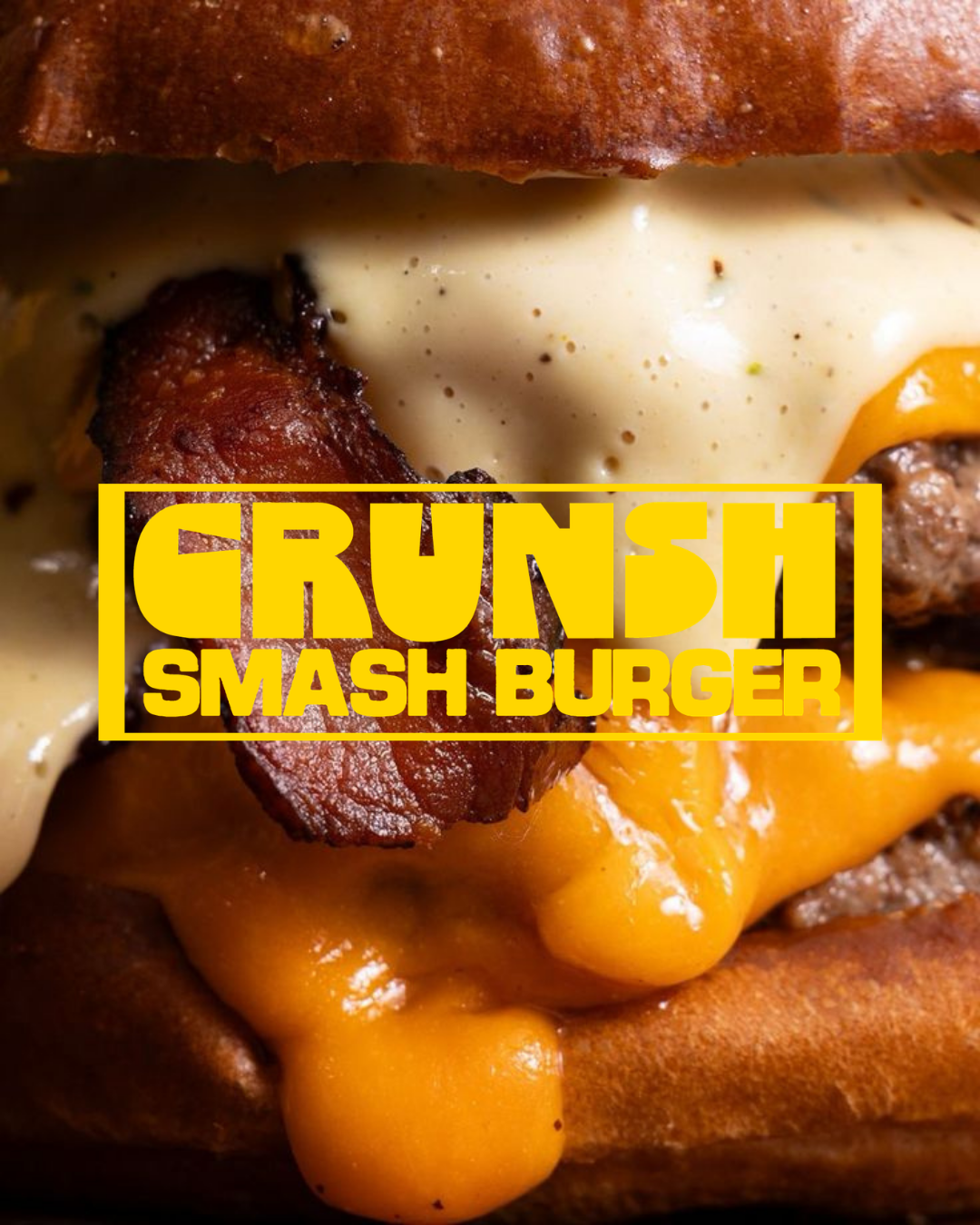 Gros plan du smash burger Crunsh au cheddar fondu